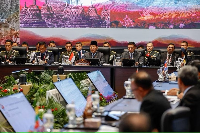 Bộ trưởng Quốc phòng Indonesia Prabowo Subianto (giữa) phát biểu tại phiên khai mạc Hội nghị Bộ trưởng Quốc phòng ASEAN lần thứ 17 tại Jakarta ngày 15/11. ẢNH: AFP
