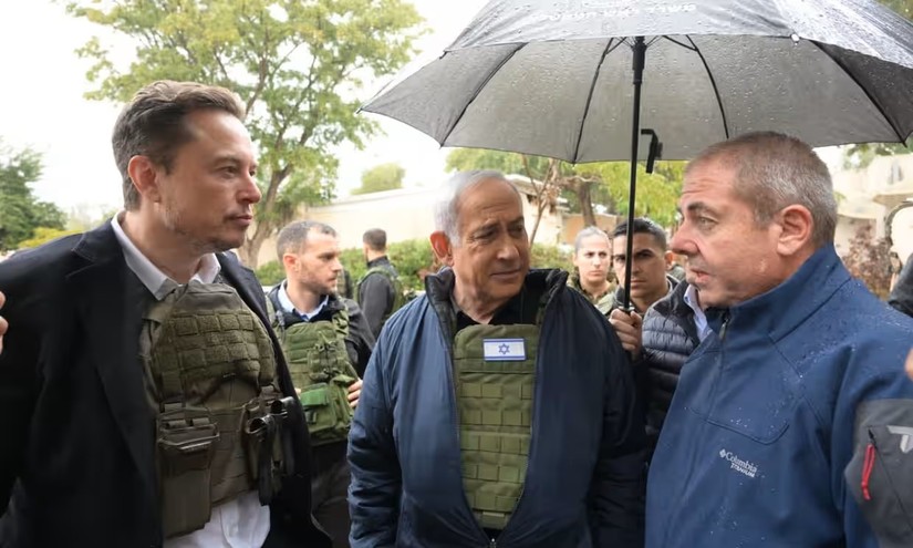 Thủ tướng Israel Benjamin Netanyahu và ông Elon Musk thăm làng Kfar Azza ngày 27/11. Ảnh: Amos Ben-Gershom/UPI/Shutterstock
