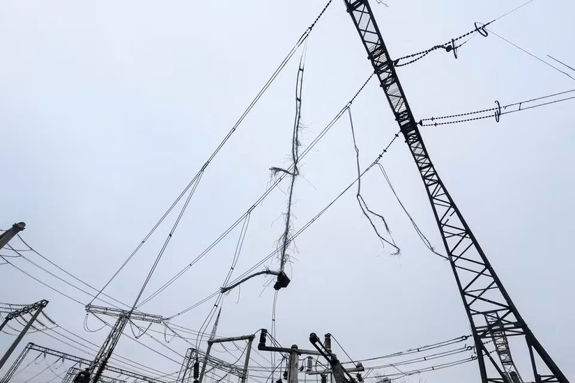 Dây điện bị đứt tại một trạm biến áp cao thế của Ukrenergo ở khu vực miền trung Ukraine ngày 10/11/2022. Ảnh: Reuters