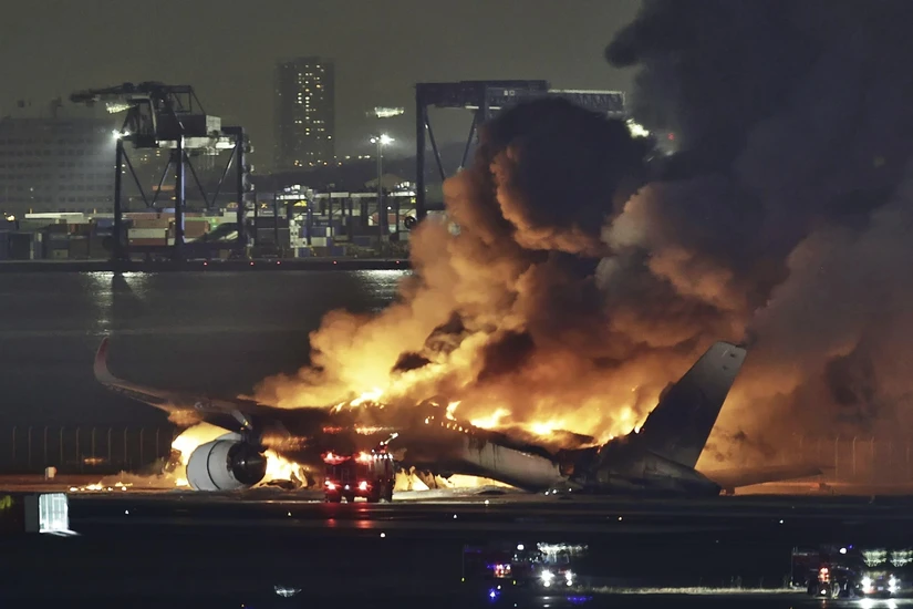Máy bay của hãng hàng không Japan Airlines bốc cháy sau khi va chạm tại sân bay Haneda, Tokyo ngày 2/1/2024. Ảnh: Kyodo News