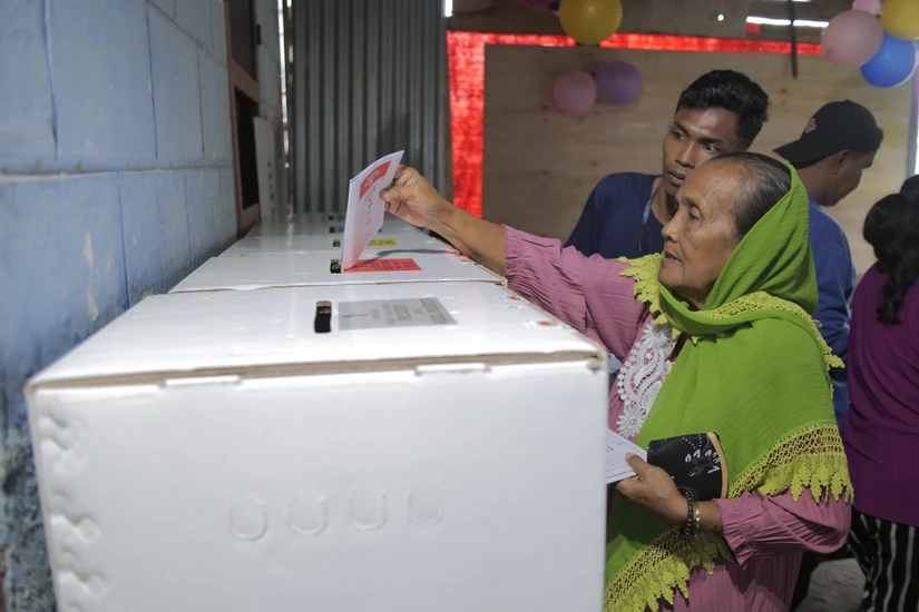Người dân tiến hành bỏ phiếu bầu Tổng thống tại Kupang, Indonesia ngày 14/2/2024. Ảnh: AP