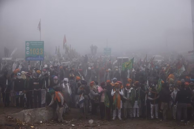 Nông dân tập trung biểu tình tại biên giới bang Punjab và Haryana ngày 21/2/2024. Ảnh: Reuters