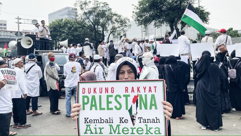 Người dân Indonesia biểu tình ủng hộ Palestine bên ngoài Đại sứ quán Mỹ tại thủ đô Jarkarta hồi tháng 11/2023. Ảnh: Nikkei Asia