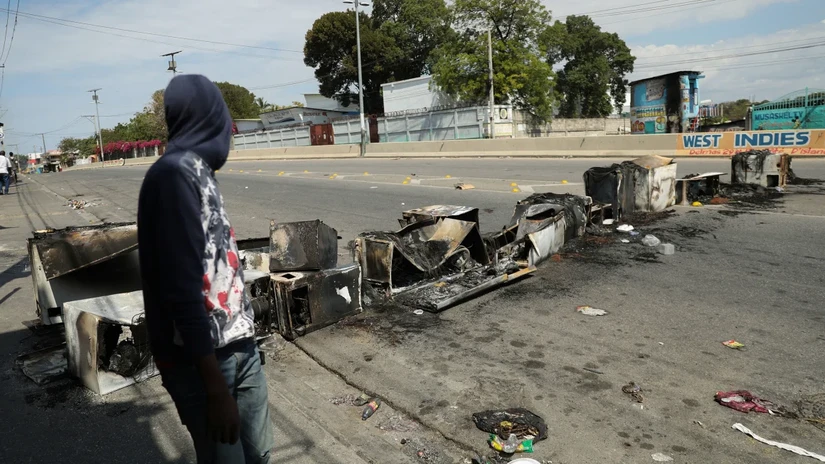 Chướng ngại vật bị lửa thiêu rụi trên đường phố Port-au-Prince, Haiti ngày 6/3/2024. Ảnh: Reuters