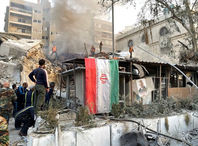 Khung cảnh khu đại sứ quán Iran tại Syria bị tấn công ngày 1/4/2024. Ảnh: Reuters