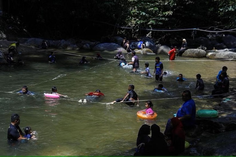 Người dân tắm dưới sông Kalumpang trong một ngày nắng nóng ở Tanjung Malim, Perak, Malaysia. Ảnh: EPA - EFE
