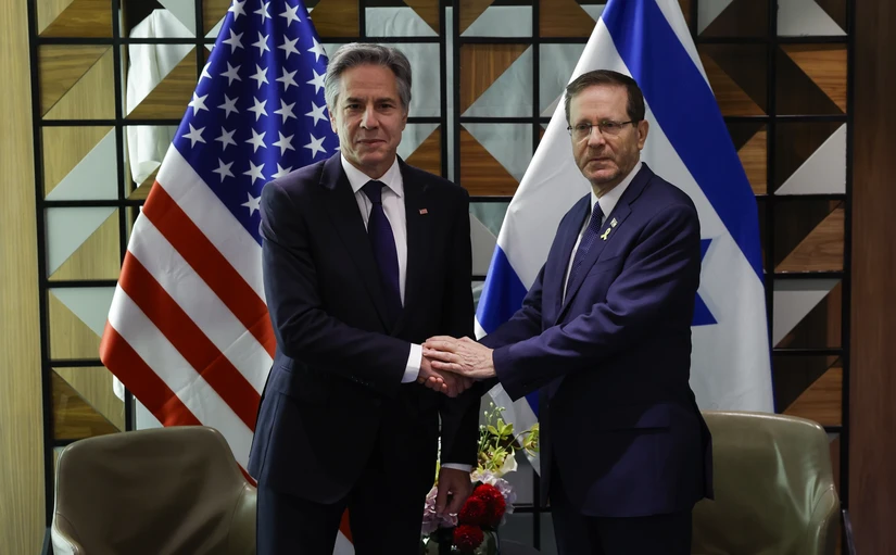 Tổng thống Israel Isaac Herzog và Ngoại trưởng Mỹ Antony Blinken ngày 1/5/2024 tại Tel Aviv, Israel. Ảnh: AP