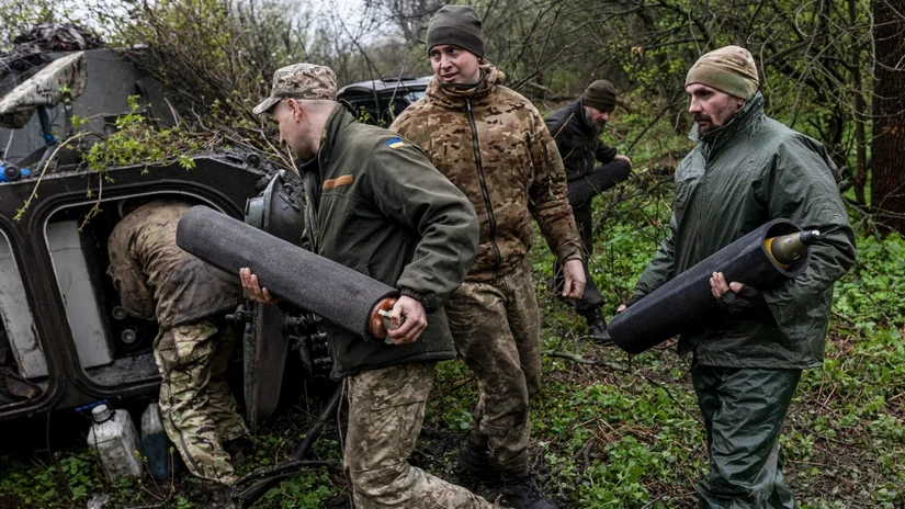 Quân đội Ukraine nạp đạn vào vũ khí tại Donetsk ngày 14/4/2023. Ảnh: Anadolu Agency
