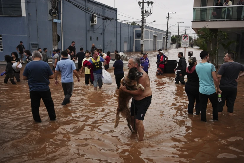 Người dân di tản khỏi khu vực bị ngập tại Canoas, Rio Grande do Sul, miền nam Brazil ngày 4/4/2024. Ảnh: AP