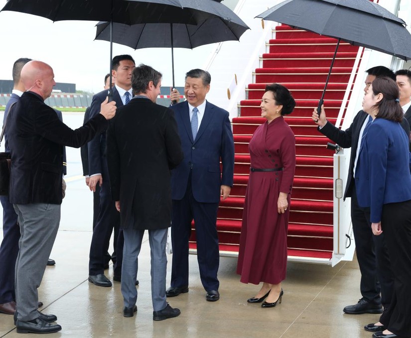 Chủ tịch Trung Quốc Tập Cận Bình được Thủ tướng Pháp Gabriel Attal đón tiếp tại sân bay Paris Orly ngày 5/5/2024. Ảnh: Tân Hoa Xã