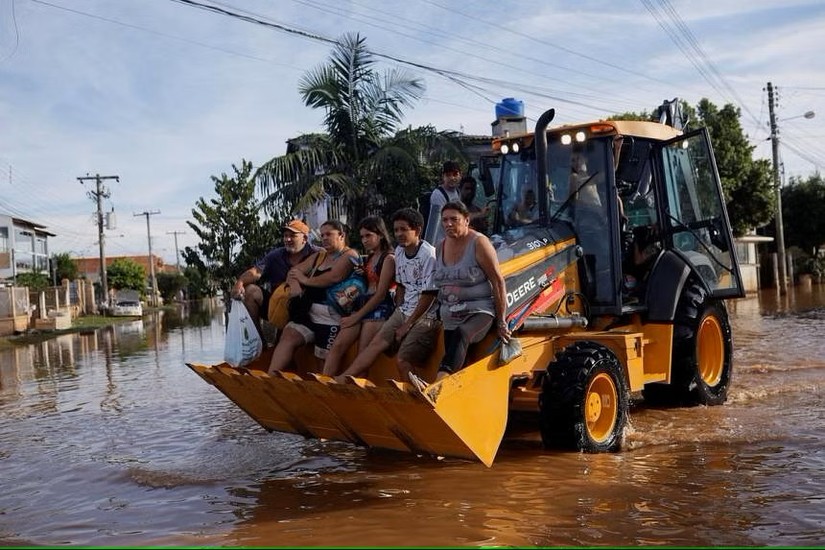 Người dân được sơ tán khỏi nhà bị ngập của mình tại Eldorado do Sul,, Rio Grande do Sul, Brazil. Ảnh: Reuters