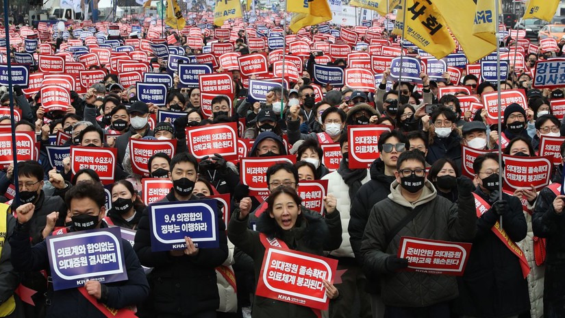 Các bác sĩ biểu tình phản đối chính sách của chính phủ ở Seoul, Hàn Quốc. Ảnh: Getty Images