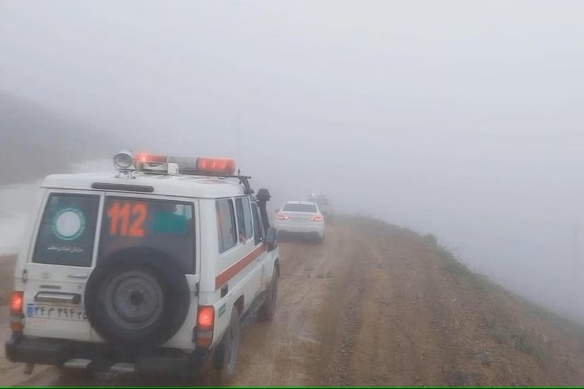 Xe cứu thương và các phương tiện khác di chuyển trên con đường đầy sương mù sau vụ tai nạn máy bay trực thăng chở Tổng thống Iran Ebrahim Raisi, ở Varzaqan, tỉnh Đông Azerbaijan, Iran, ngày 19/5. ẢNH: Reuters