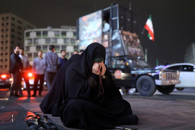 Người dân cầu nguyện cho sự an toàn của Tổng thống Iran sau khi trực thăng chở ông cùng một số quan chức khác gặp nạn ngày 19/5/2024. Ảnh: Reuters