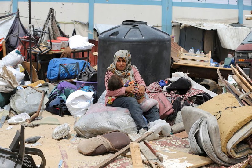 Người dân Palestine trốn chạy khỏi Rafah do giao tranh ngày 28/5/2024. Ảnh: Reuters