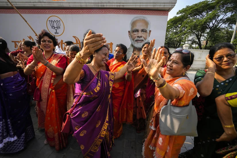 Người ủng hộ đảng BJP của Thủ tướng Narendra Modi ăn mừng chiến thắng sau khi kết quả được công bố ngày 4/6/2024. Ảnh: AP