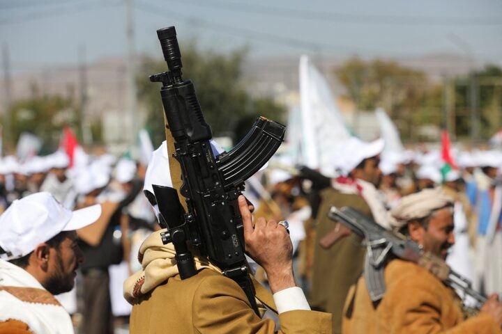 Các chiến binh Houthi duyệt binh ở Sanaa, Yemen ngày 2/12/2023. Ảnh: Reuters