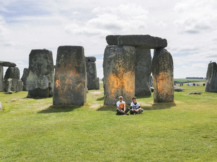 Các cột đá tại Stonehenge bị tạt sơn cam bởi 2 nhà hoạt động môi trường thuộc nhóm Just Stop Oil. Nhóm này cho biết sơn được làm bằng bột bắp và sẽ trôi khi trời mưa. Ảnh: Just Stop Oil