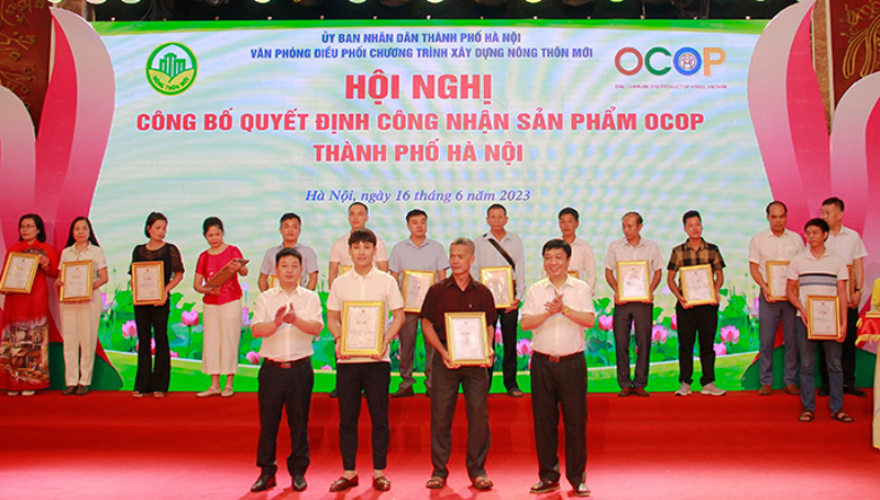 Trao giấy chứng nhận sản phẩm OCOP thành phố Hà Nội. 