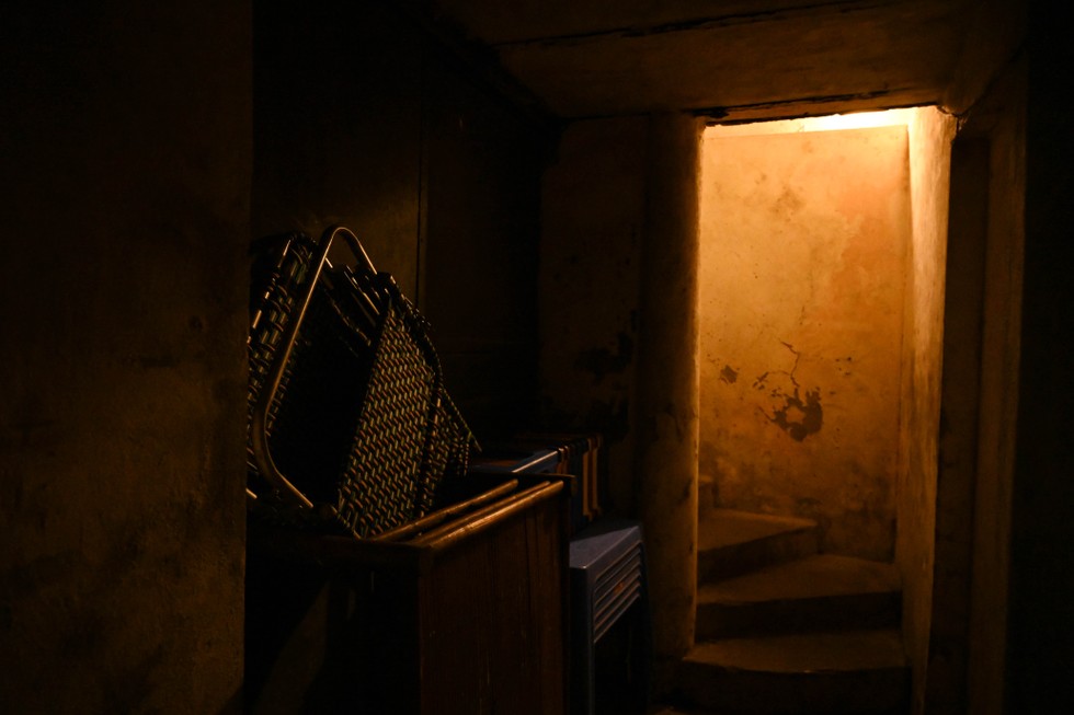 Trái ngược với vẻ ngoài sáng sủa của căn biệt thự, lối lên căn biệt thự đã rất cũ và ẩm mốc, chỉ được thắp sáng bằng một bóng đèn nhỏ.